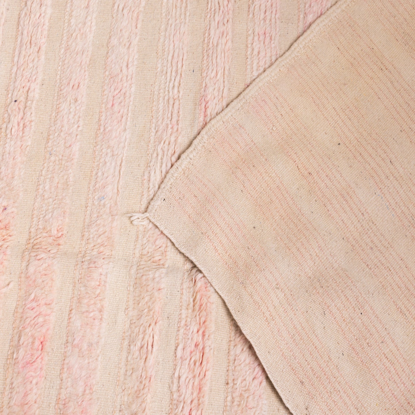 Handwoven Taznakht Moroccan Rug – 100% Wool Beige & Soft Pink Striped Carpet – Authentic Berber Artisan Weaving – Subtle Minimalist Design ; 6,89 ft / 3,94 ft