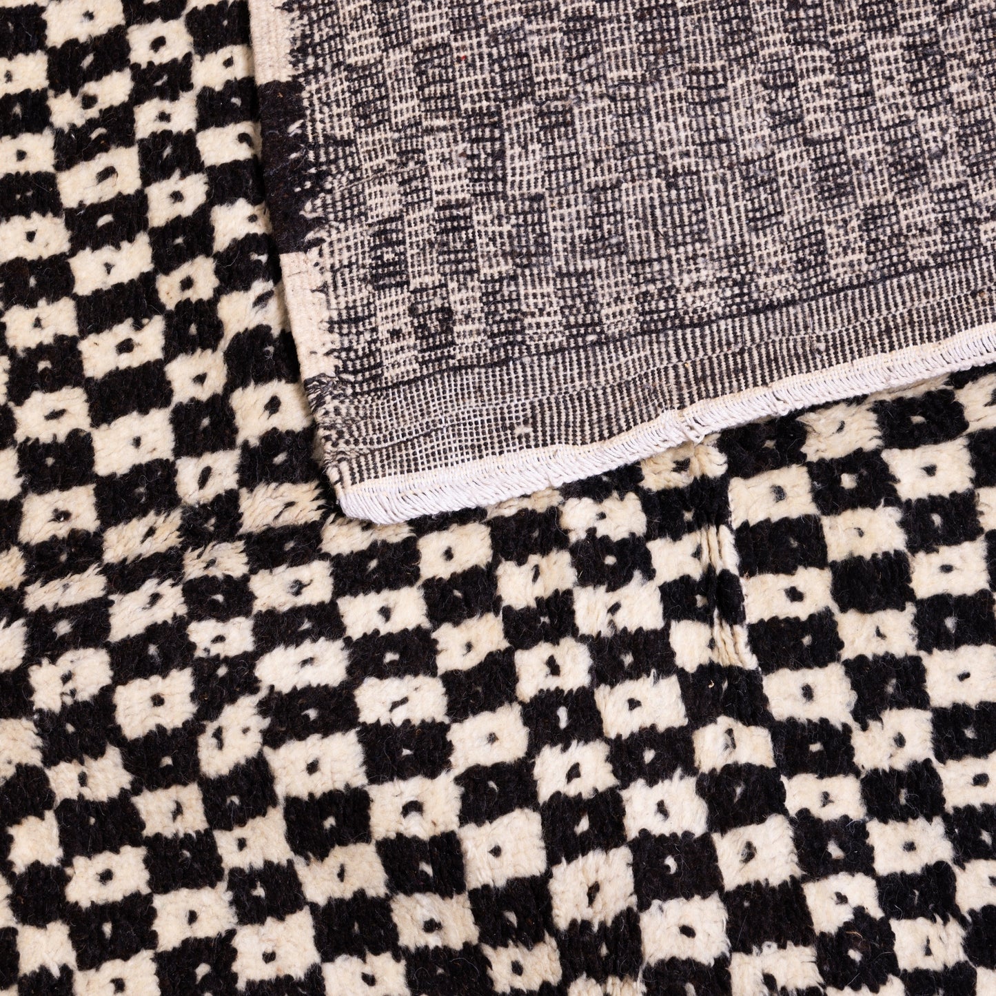 Handwoven Taznakht Moroccan Rug – 100% Wool Black & Beige Checkerboard Carpet – Authentic Berber Craftsmanship – Geometric Minimalist Design ;  8,37 ft  / 5,25 ft