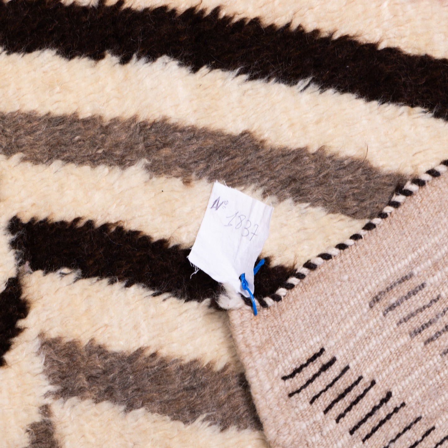 Handwoven Taznakht Moroccan Rug – 100% Wool Beige, Black & Red Striped Carpet – Authentic Berber Artisan Weaving – Bold Geometric Design ; 8,86 ft / 5,25 ft