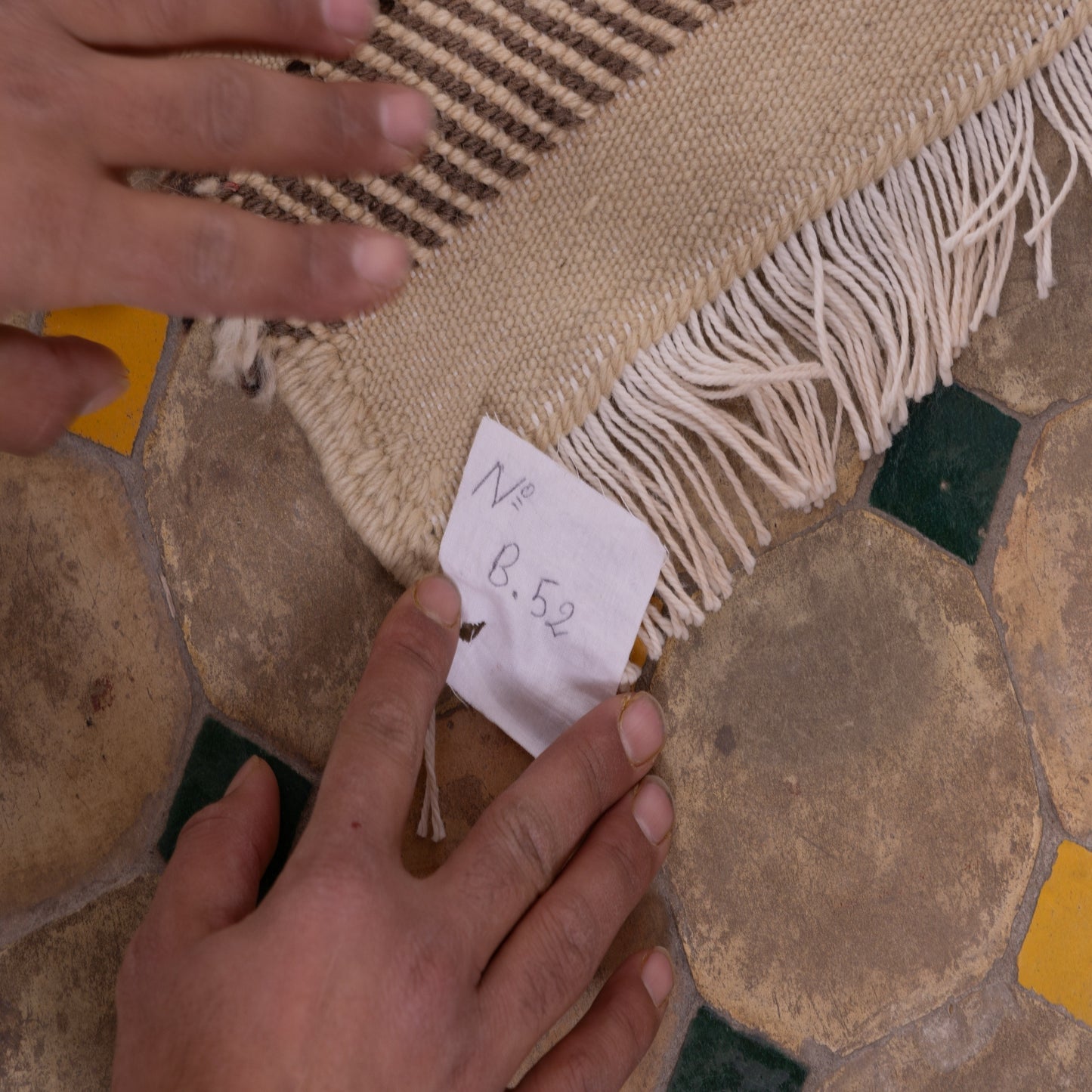 Authentic Moroccan Akhnif Rug – Handwoven Amazigh Textile in Olive Green & Beige ; 3,44 ft / 1,97 ft