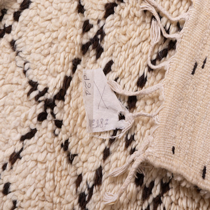 Whispered Grids” – Vintage Moroccan Beni Ourain Runner with Subtle Diamond Mesh