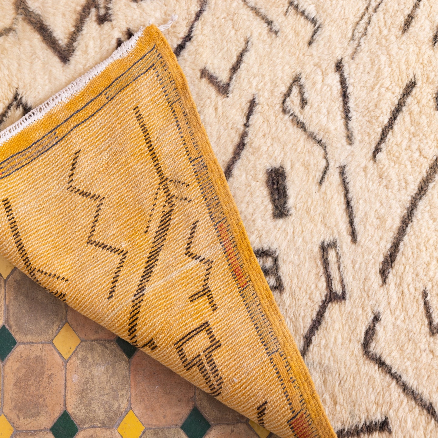 Handwoven Taznakht Moroccan Runner Rug – Beige & Black Berber Hallway Carpet – 70% Wool, 30% Cotton – Unique Tribal Design ; 13,62 ft / 2,46 ft