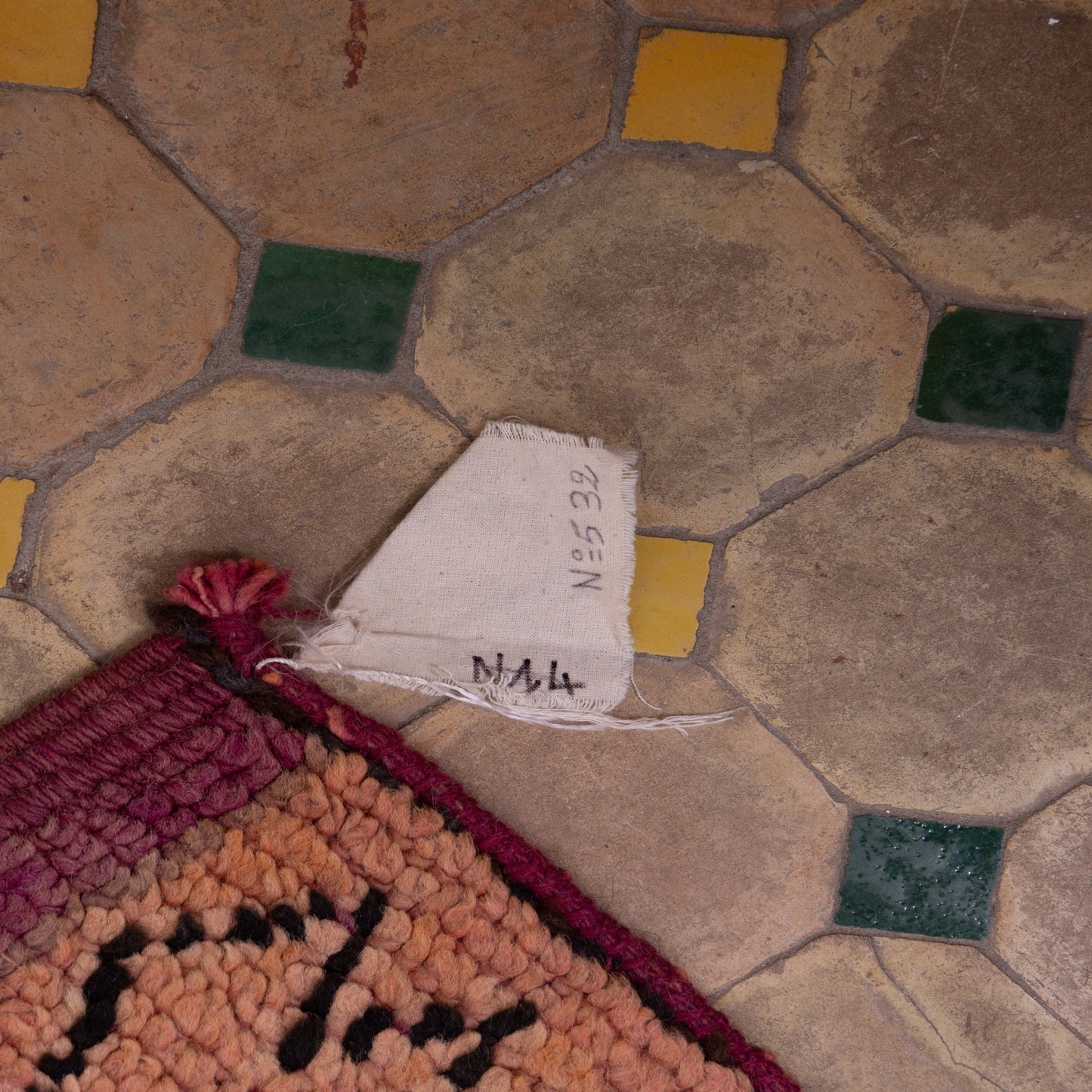 Vintage Moroccan Bjaad Rug – Handwoven Berber Wool Rug with Geometric Tribal Patterns – Unique Mauve & Beige Tones