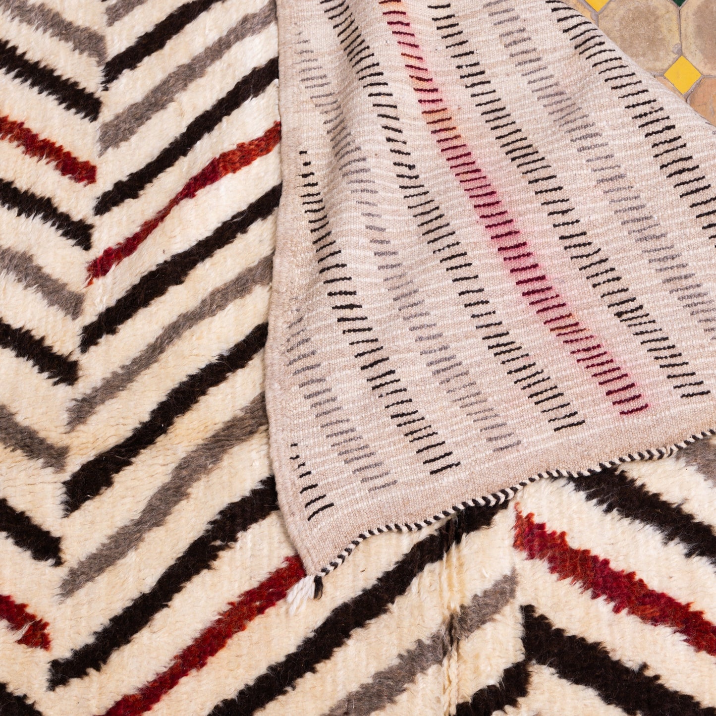 Handwoven Taznakht Moroccan Rug – 100% Wool Beige, Black & Red Striped Carpet – Authentic Berber Artisan Weaving – Bold Geometric Design ; 8,86 ft / 5,25 ft