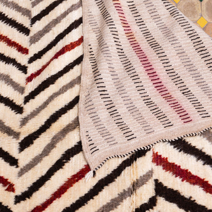 Handwoven Taznakht Moroccan Rug – 100% Wool Beige, Black & Red Striped Carpet – Authentic Berber Artisan Weaving – Bold Geometric Design ; 8,86 ft / 5,25 ft