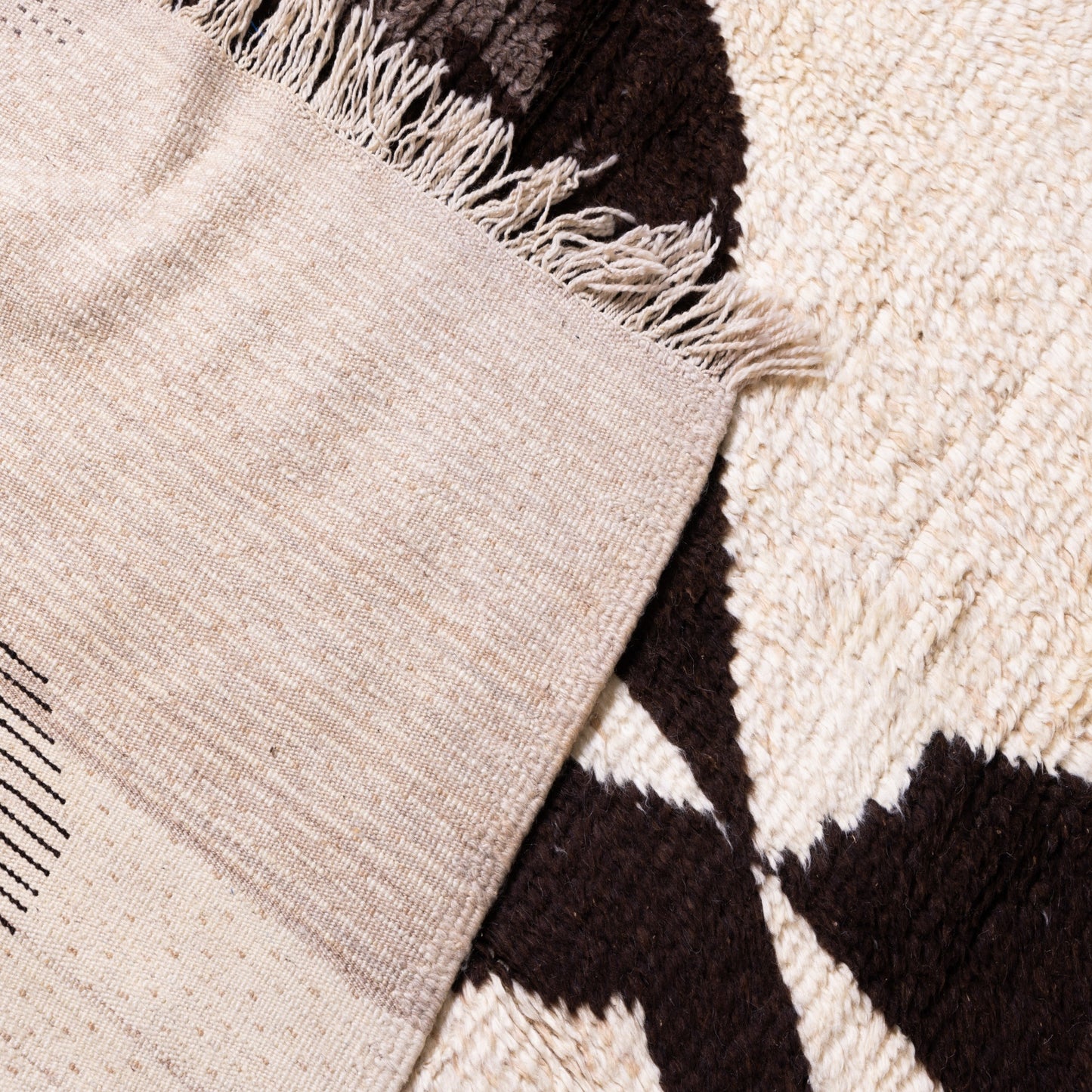 Handwoven Taznakht Moroccan Rug – 100% Wool Cream & Black Abstract Design – Modern Berber Art Rug – Unique Handmade Home Decor ; 8,37 ft / 5,09 ft