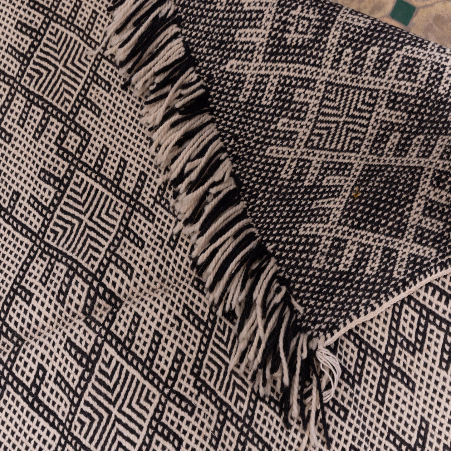 Handwoven Moroccan Akhnif Rug – Black & Ivory Berber Wool Rug ; 5,91 ft / 3,44 ft