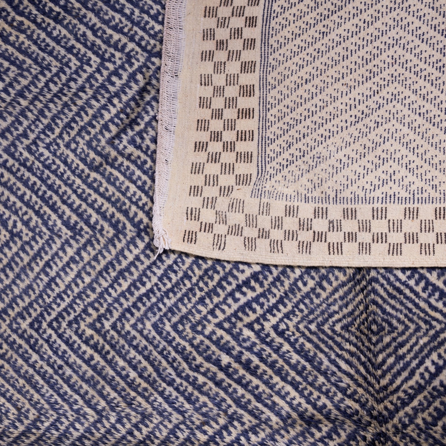 Handwoven Taznakht Moroccan Rug – 100% Wool Black & Blue Geometric Carpet – Authentic Berber Craftsmanship – High Atlas Artisan Weaving ;  8,86 ft / 5,09 ft