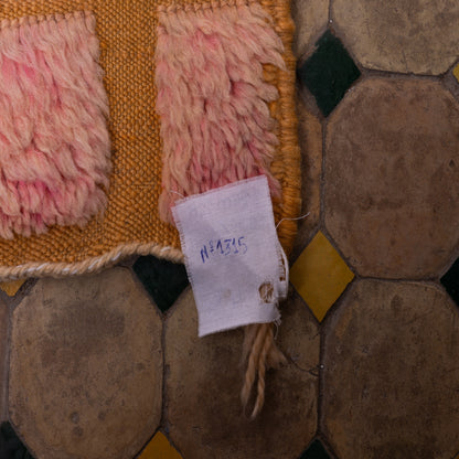 Handwoven Taznakht Moroccan Rug – 100% Wool Pink & Beige Checkerboard Carpet – Authentic Berber Artisan Weaving – Bold Geometric Design ; 5,41 ft / 3,61 ft