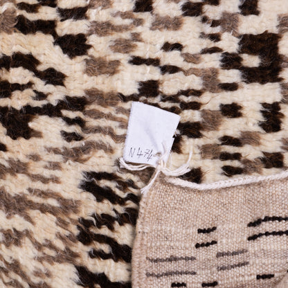 Handwoven Taznakht Moroccan Rug – 100% Wool Black & Beige Abstract Pattern – Authentic Berber Artisan Carpet – Unique Textured Design ; 8,37 ft / 5,25 ft