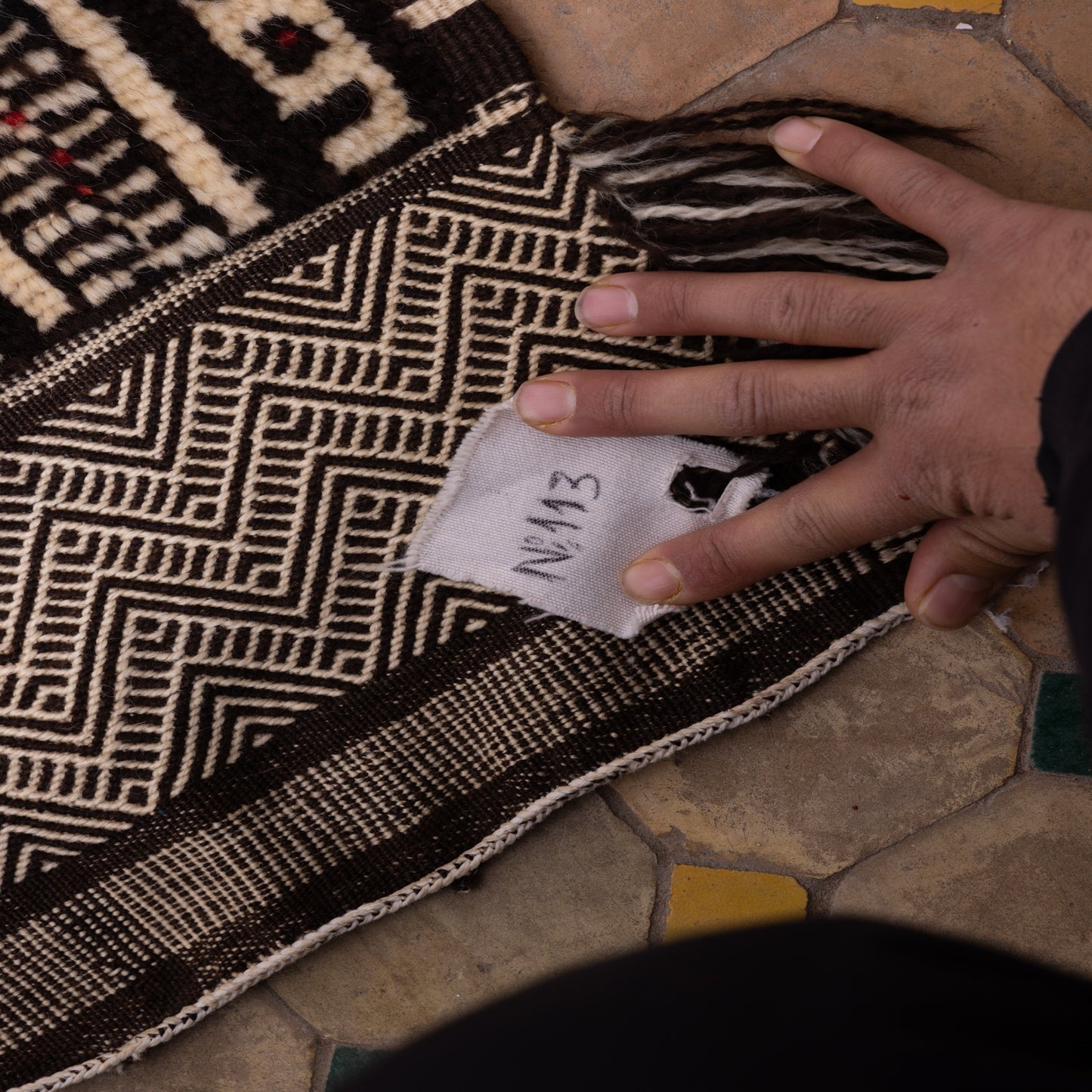 Handwoven Akhnif Rug – Moroccan Berber Artistry in Black & Beige ;  5,25 ft / 3,61 ft