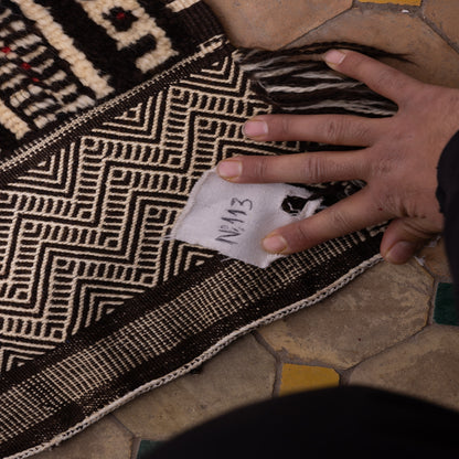 Handwoven Akhnif Rug – Moroccan Berber Artistry in Black & Beige ;  5,25 ft / 3,61 ft