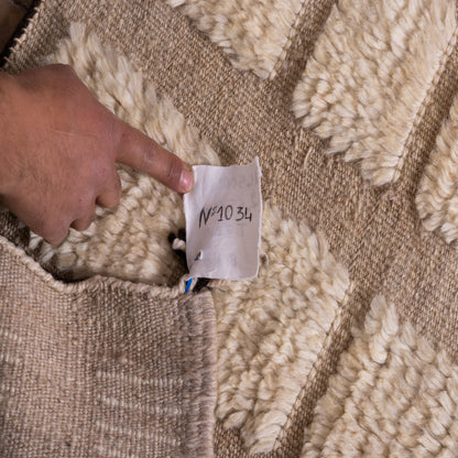 Handwoven Taznakht Moroccan Rug – 100% Wool Beige & Cream Grid Pattern – Authentic Berber Minimalist Design – High Atlas Artisan Weaving ; 8,69 ft / 5,41 ft