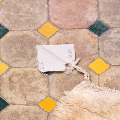 Handwoven Taznakht Moroccan Rug – 100% Wool Beige Diamond Pattern Carpet – Luxurious Plush Berber Rug – Soft Minimalist Design ;  4,27 ft / 3,12 ft