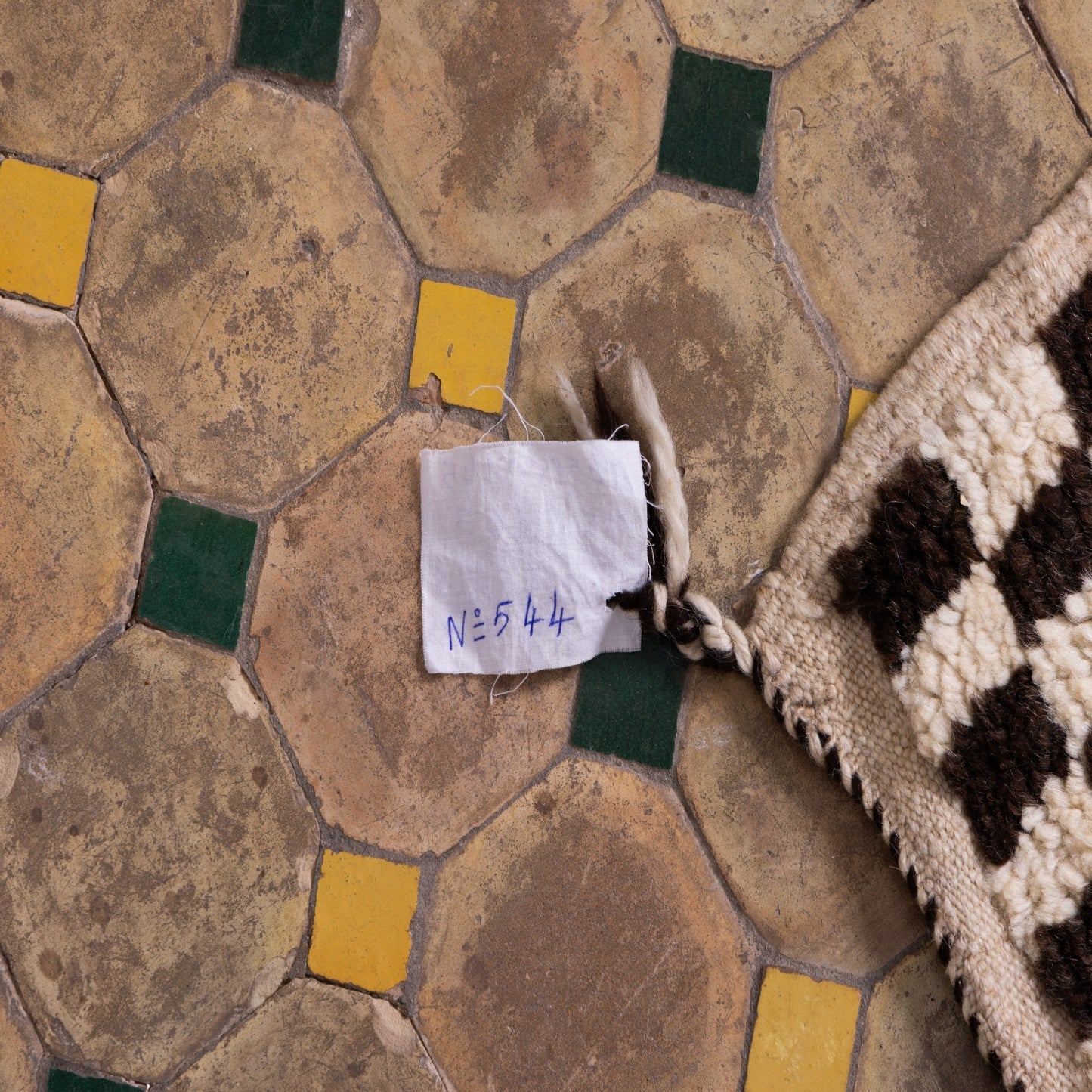 Handwoven Taznakht Moroccan Rug – 100% Wool Black & Beige Checkerboard Carpet – Authentic Berber Craftsmanship – Geometric Minimalist Design ; 7,87 ft / 4,76 ft