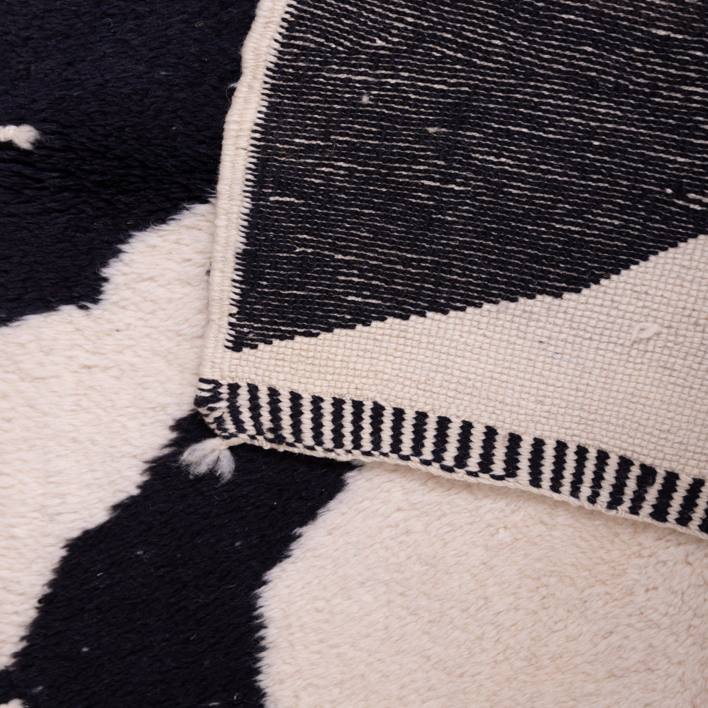 Handwoven Moroccan Wool Rug – Black & White Optical Spiral Design – Geometric Berber Carpet – Modern Minimalist Art Rug