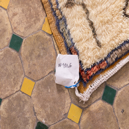 Handwoven Taznakht Moroccan Runner Rug – Beige & Black Berber Hallway Carpet – 70% Wool, 30% Cotton – Unique Tribal Design ; 13,62 ft / 2,46 ft