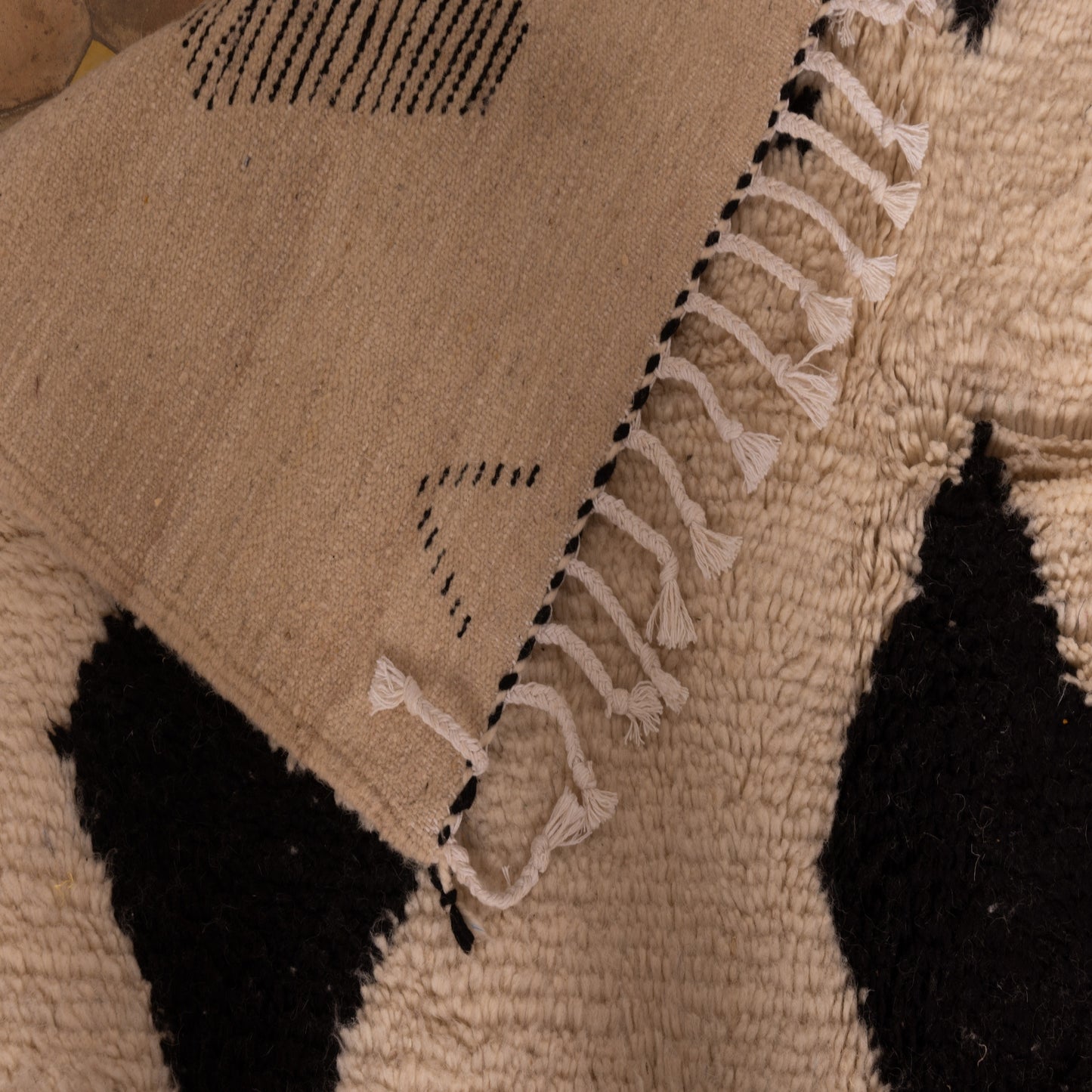 Modern Azilal Rug – Handwoven Black Diamond Moroccan Carpet - Minimalist Berber Design - 80% Wool 20% Cotton - Contemporary Wall or Floor Accent