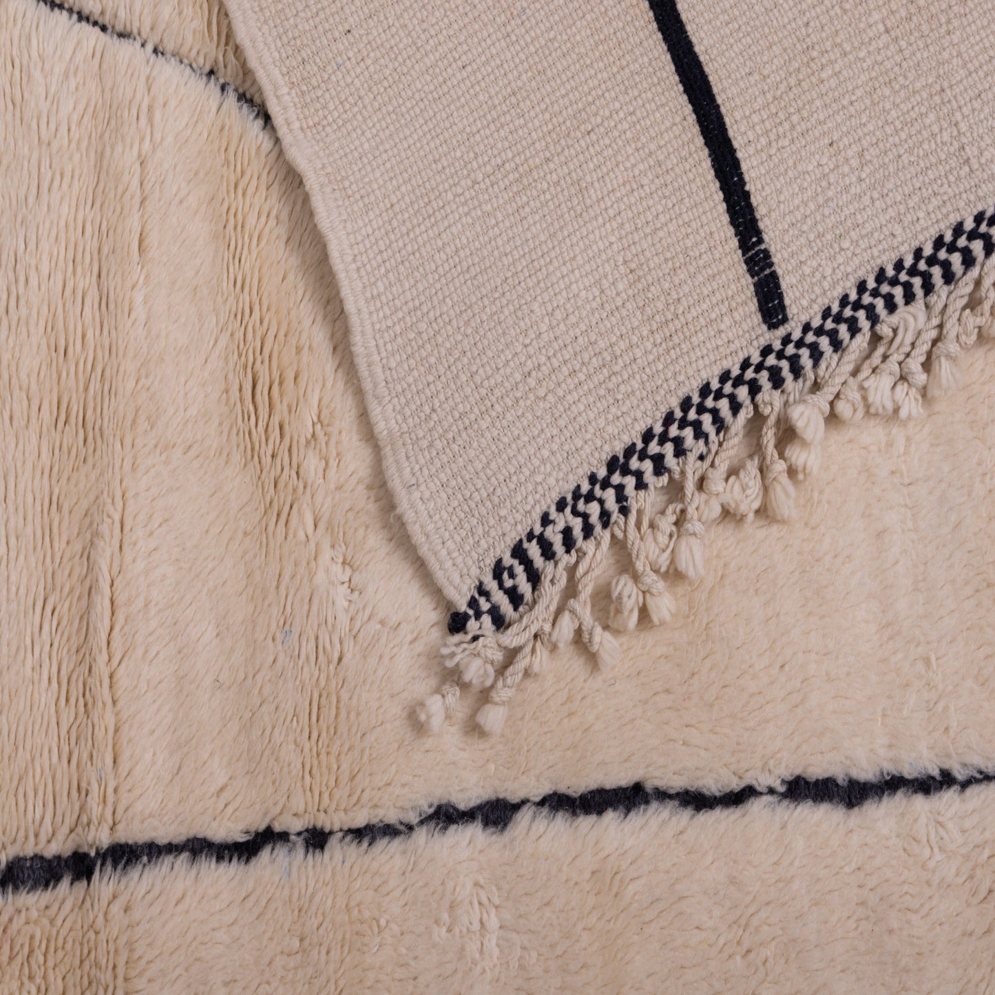 Handmade Mrirt Rug – 100% Wool Moroccan Berber Carpet – Cream & Black Minimalist Wool Rug – Luxury Modern & Boho Home Decor